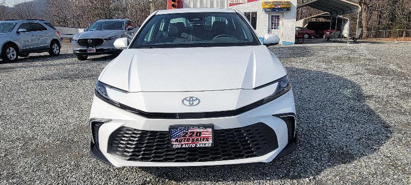 Toyota Camry Hybrid XLE 2025