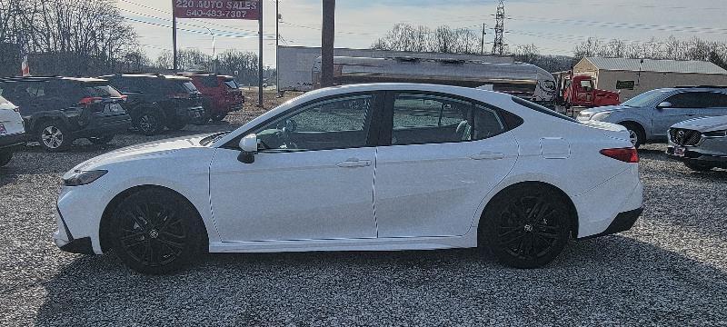 Toyota Camry Hybrid XLE 2025