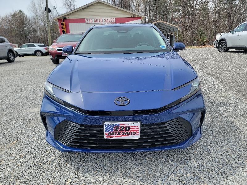 Toyota Camry Hybrid XLE 2025