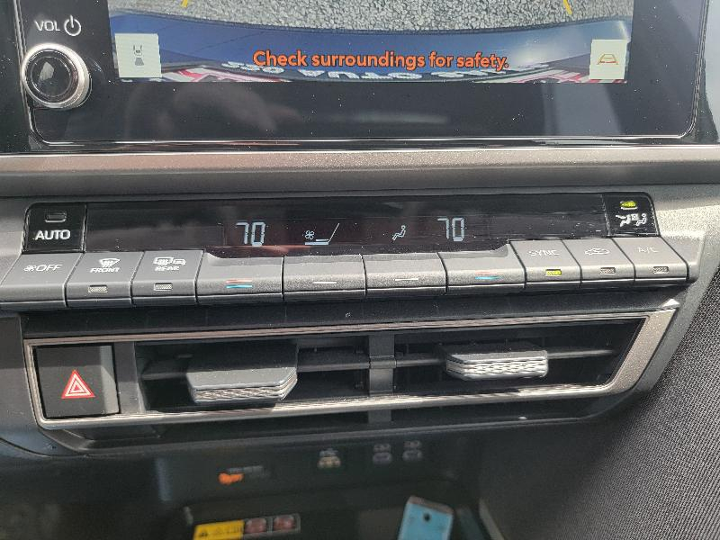 Toyota Camry Hybrid XLE 2025