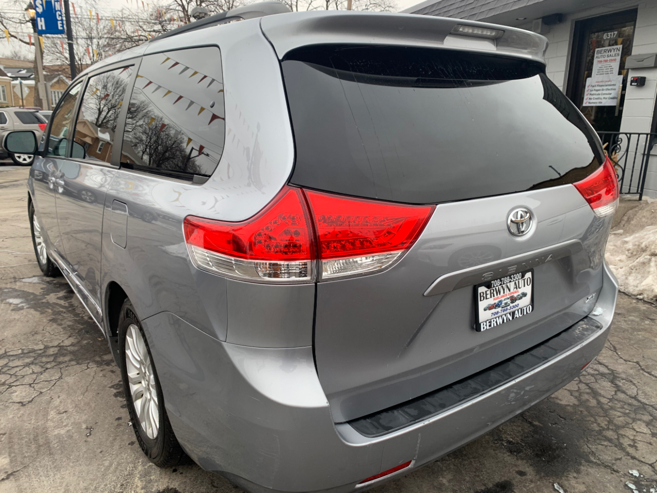 Toyota Sienna XLE FWD 8-Passenger V6 2013