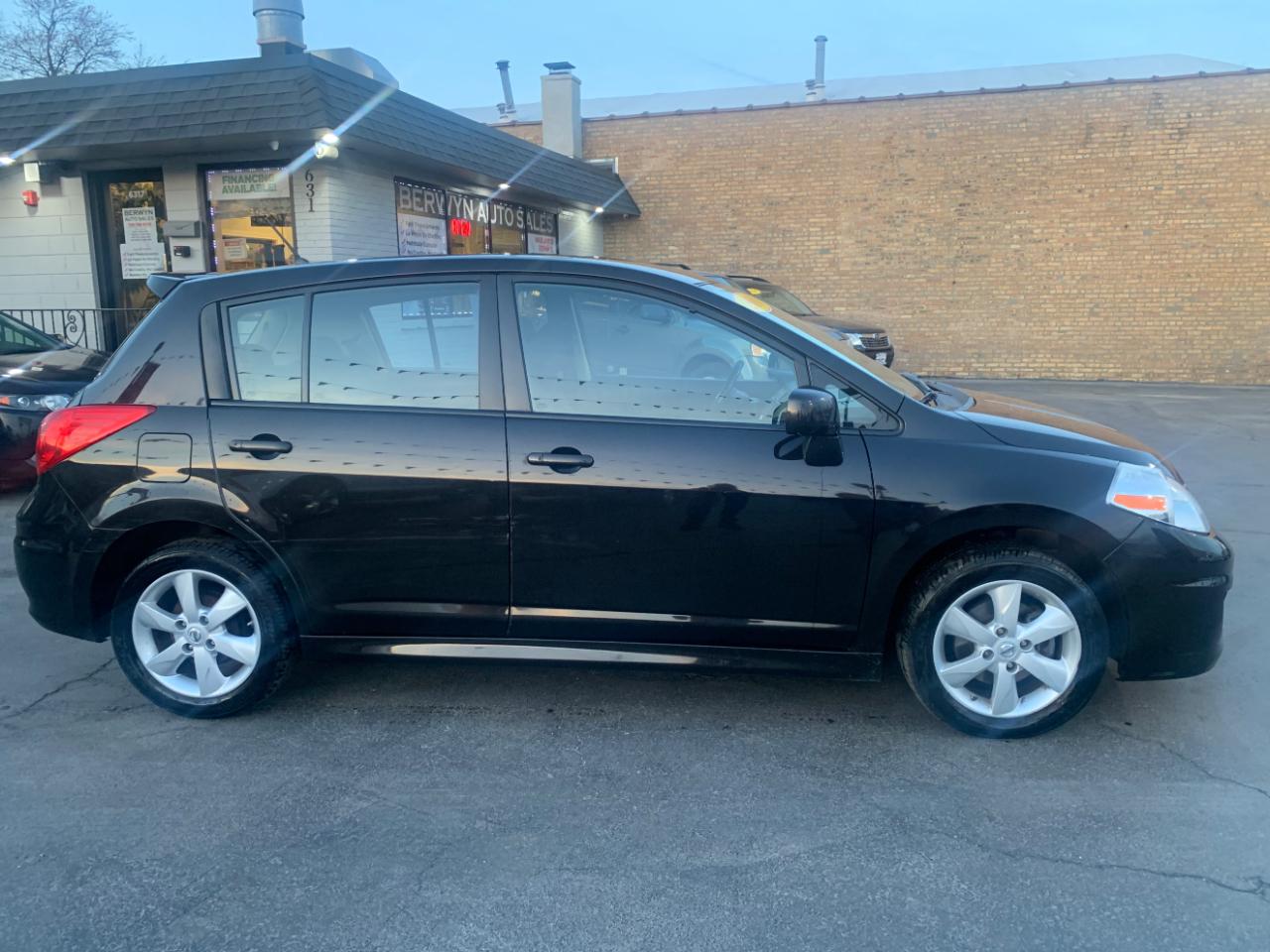 Nissan Versa 1.8 S Hatchback 2010