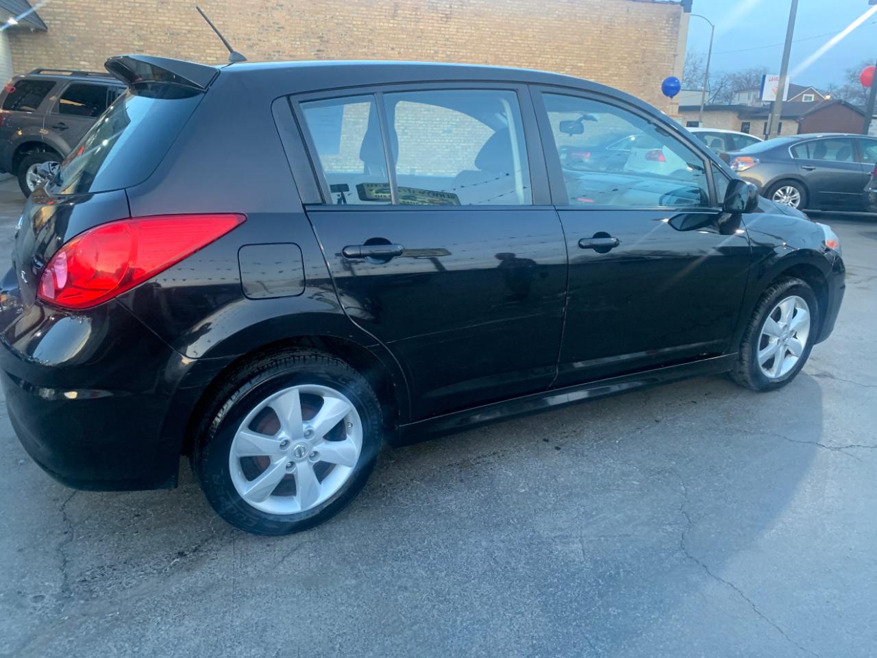 Nissan Versa 1.8 S Hatchback 2010