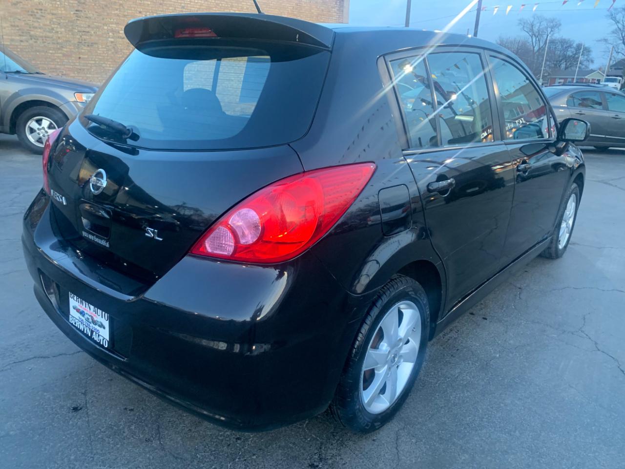 Nissan Versa 1.8 S Hatchback 2010