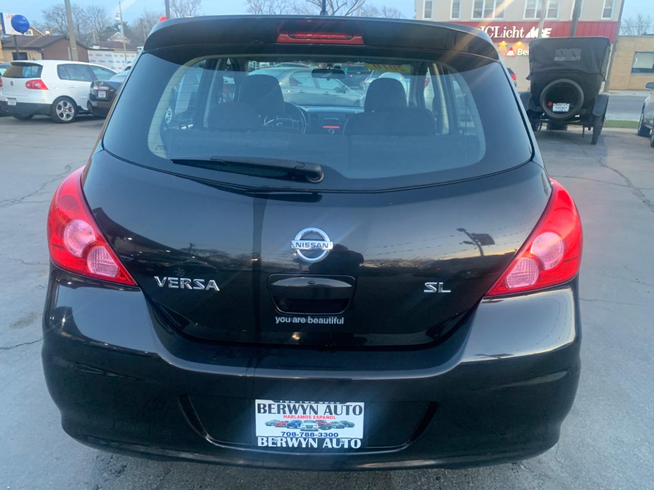 Nissan Versa 1.8 S Hatchback 2010