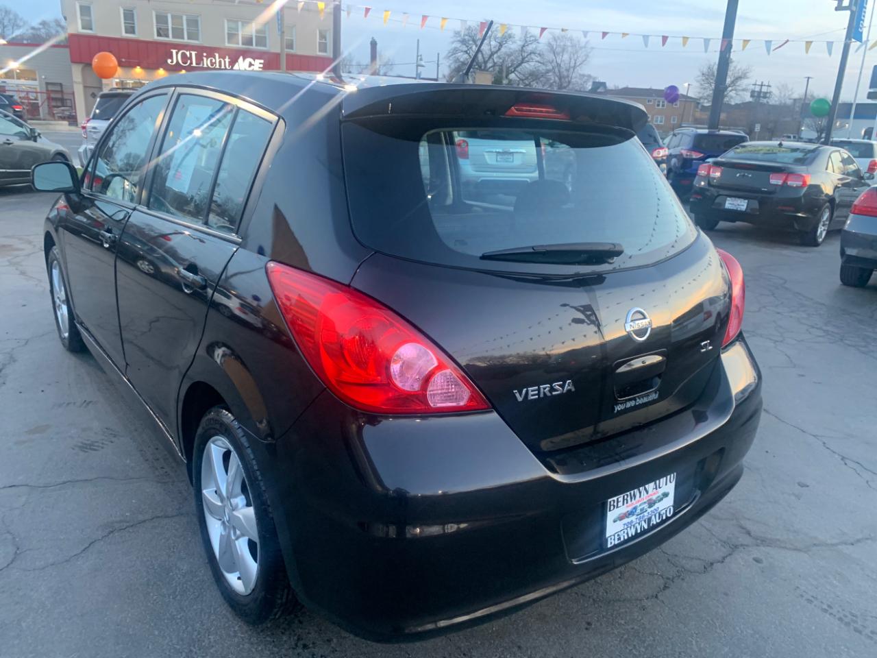 Nissan Versa 1.8 S Hatchback 2010