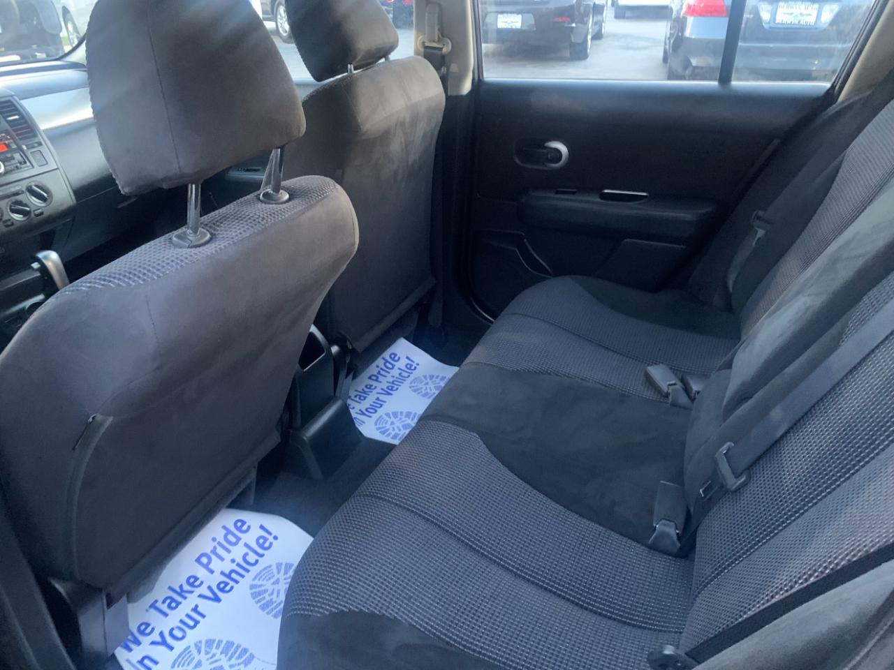 Nissan Versa 1.8 S Hatchback 2010