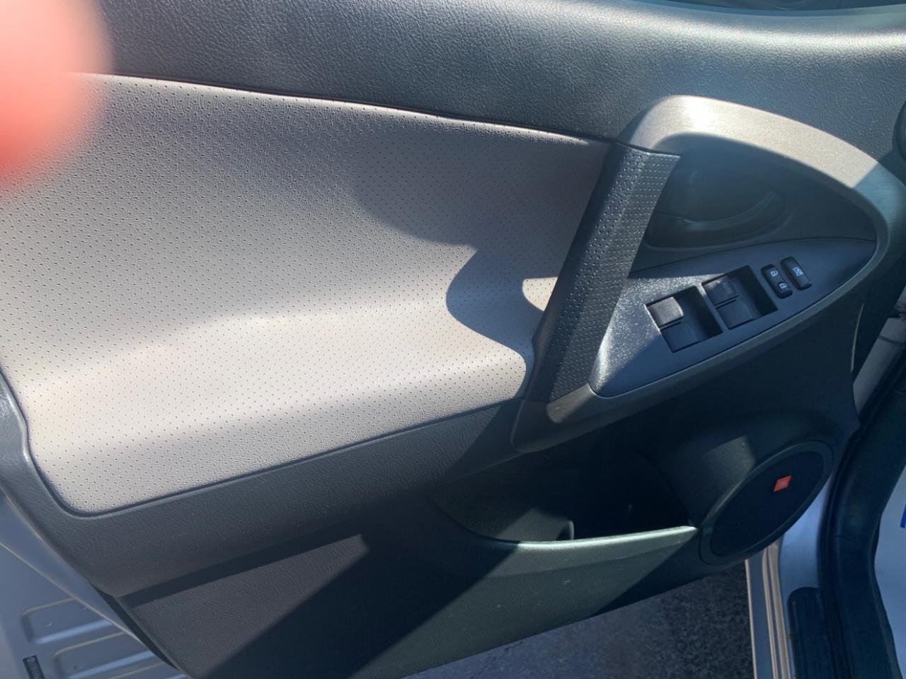 Toyota RAV4 Limited V6 2WD 2011