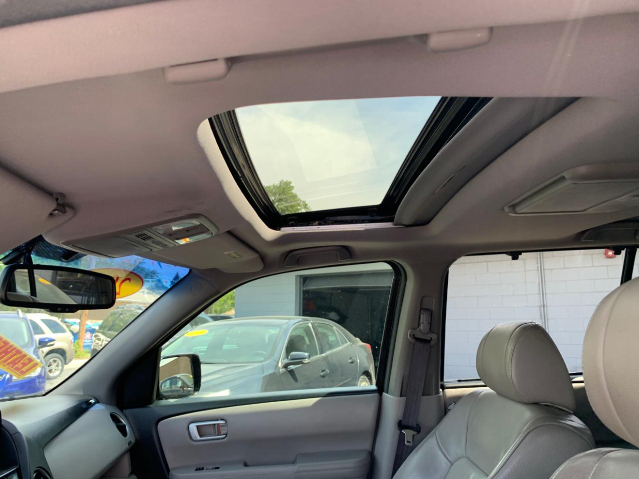 Honda Pilot Touring 2WD 5-Spd AT with DVD 2012