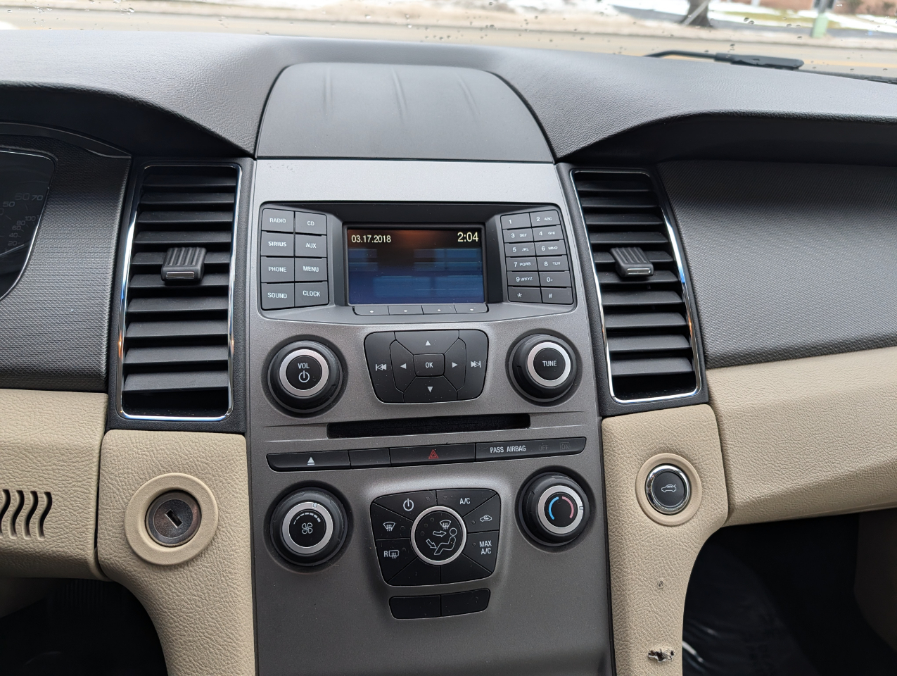 Ford Taurus 4dr Sdn SE FWD 2015