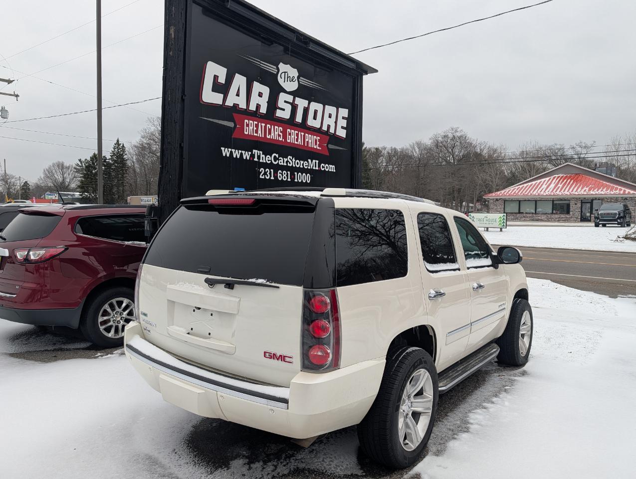 GMC Yukon AWD 4dr 1500 Denali 2012