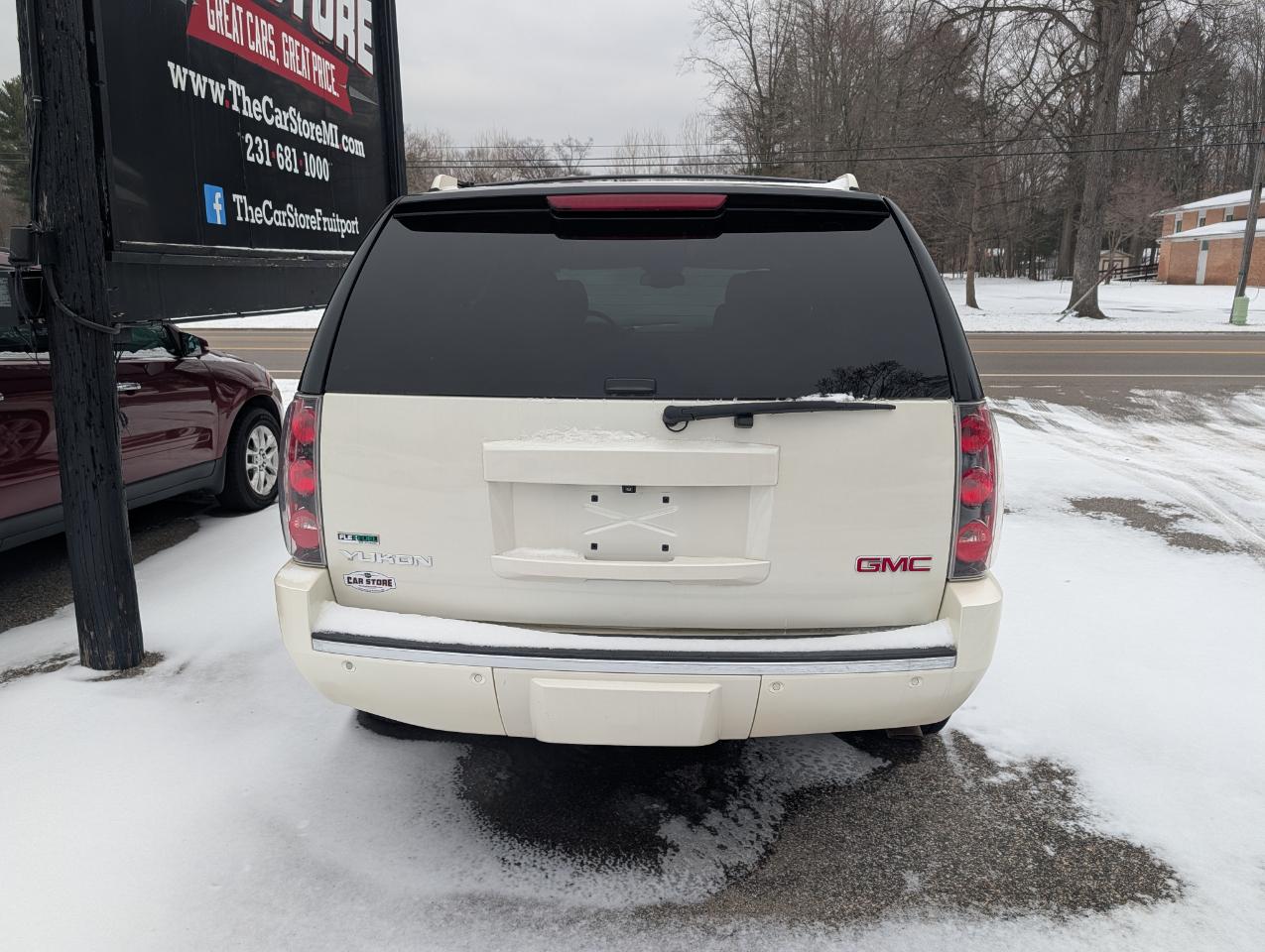 GMC Yukon AWD 4dr 1500 Denali 2012