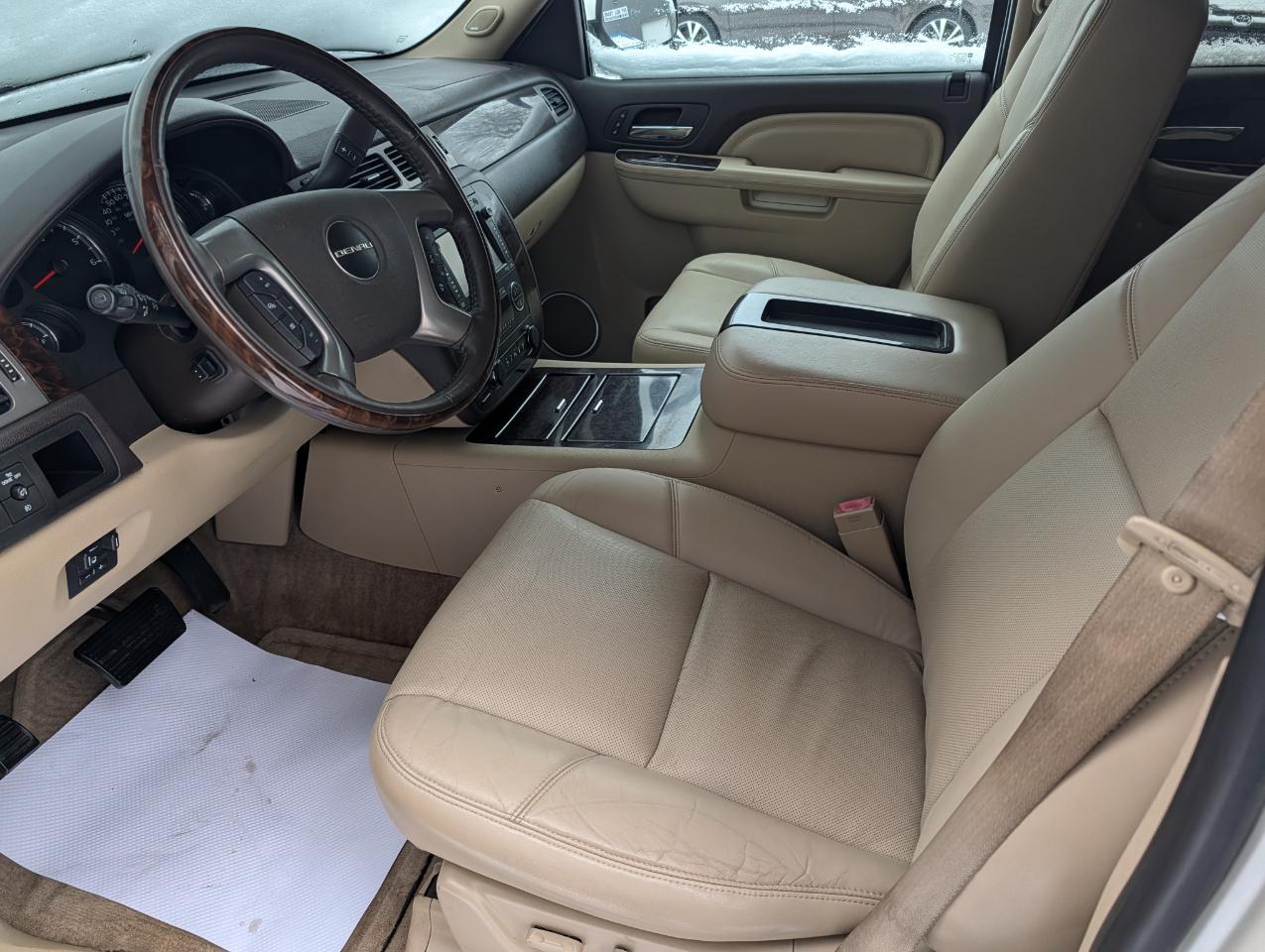 GMC Yukon AWD 4dr 1500 Denali 2012