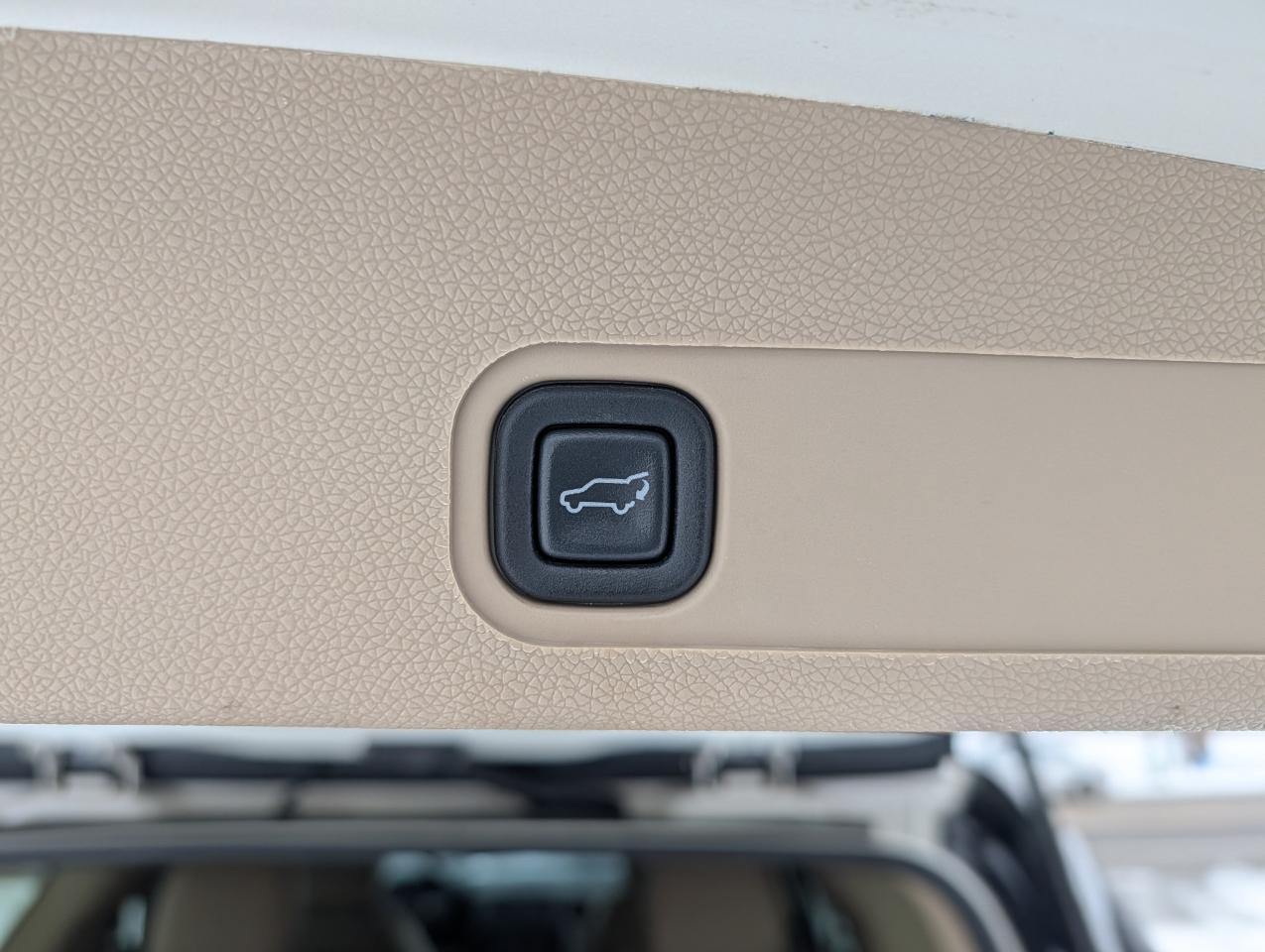 GMC Yukon AWD 4dr 1500 Denali 2012