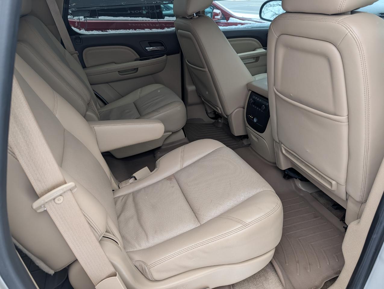 GMC Yukon AWD 4dr 1500 Denali 2012