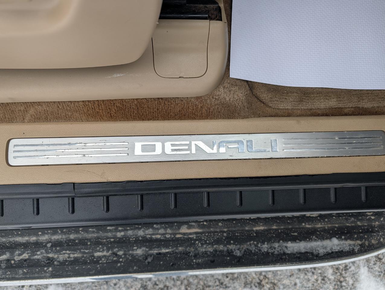 GMC Yukon AWD 4dr 1500 Denali 2012