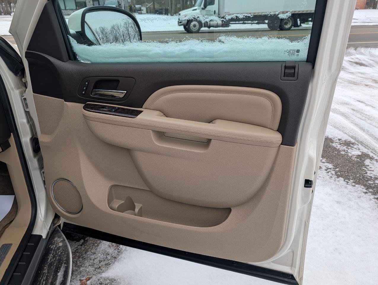 GMC Yukon AWD 4dr 1500 Denali 2012