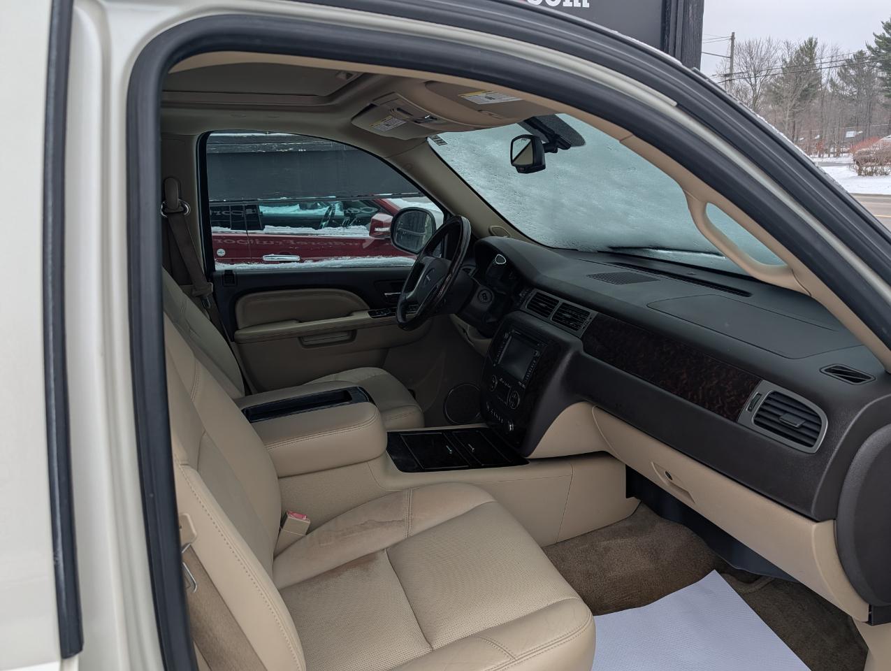 GMC Yukon AWD 4dr 1500 Denali 2012