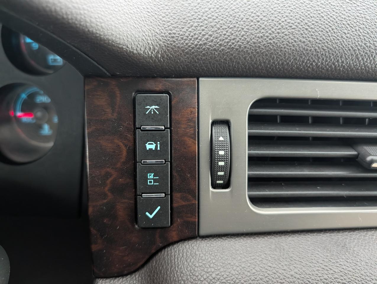 GMC Yukon AWD 4dr 1500 Denali 2012