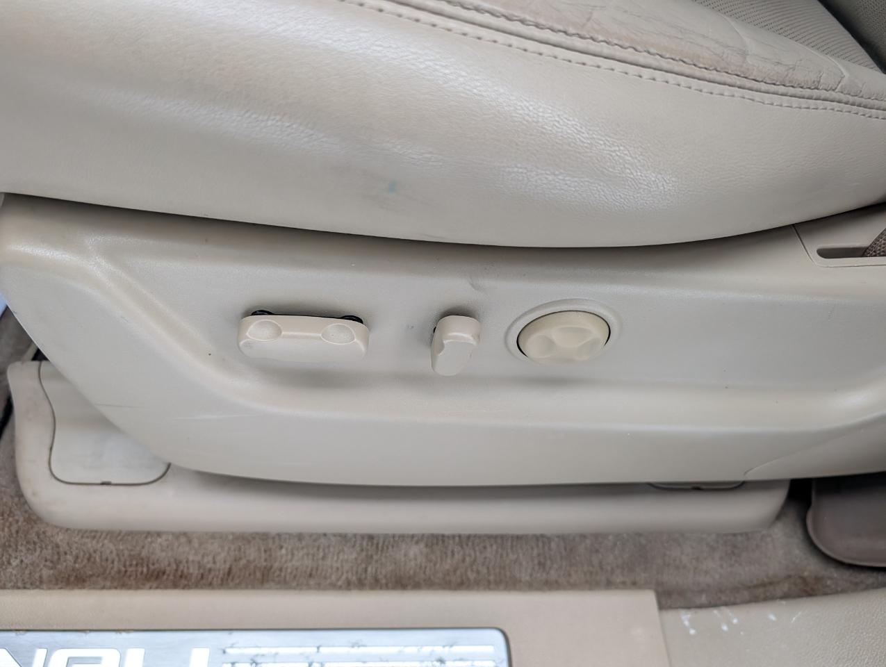 GMC Yukon AWD 4dr 1500 Denali 2012