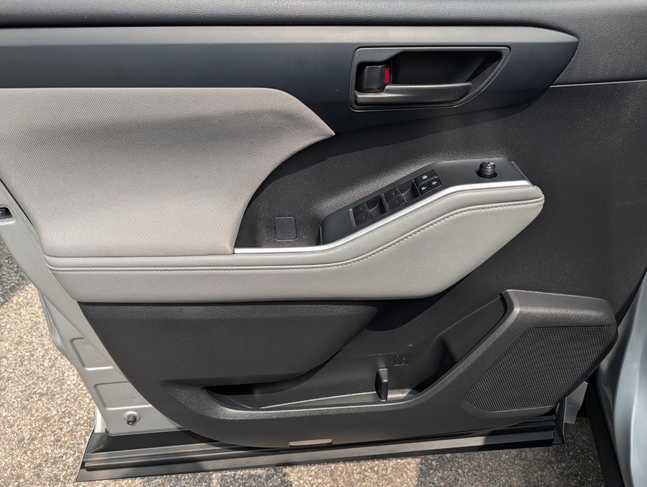 Toyota Highlander LE AWD (Natl) 2022