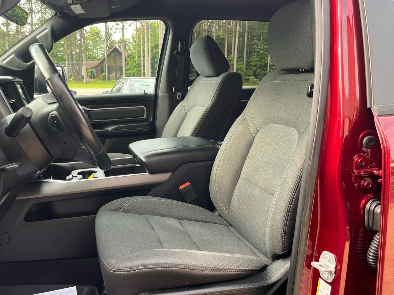 RAM 1500 Big Horn 4x4 Crew Cab 5'7" Box 2020