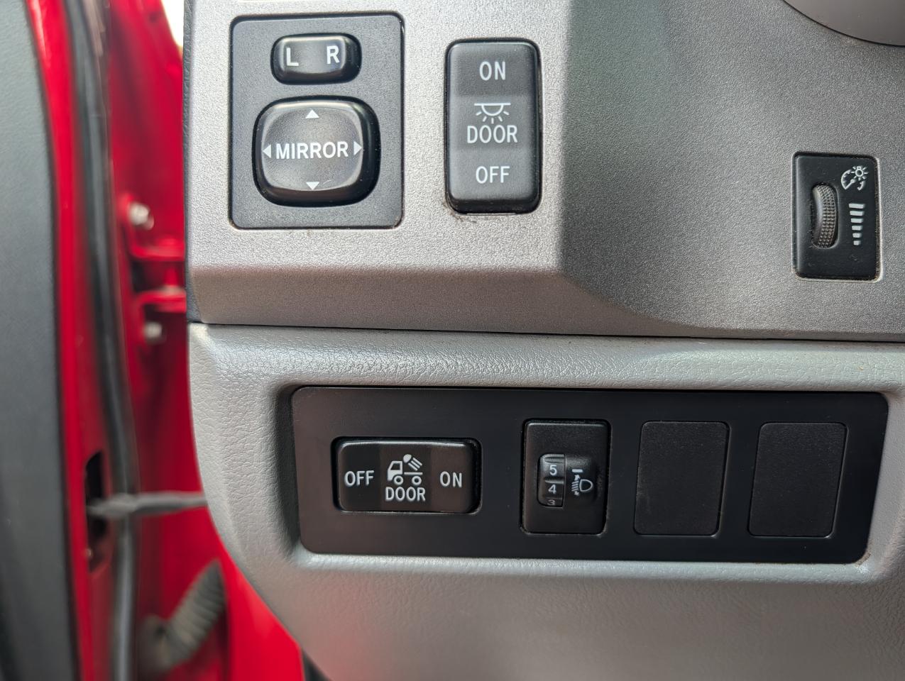 Toyota Tundra 2WD Truck CrewMax 5.7L V8 6-Spd AT (Natl) 2012