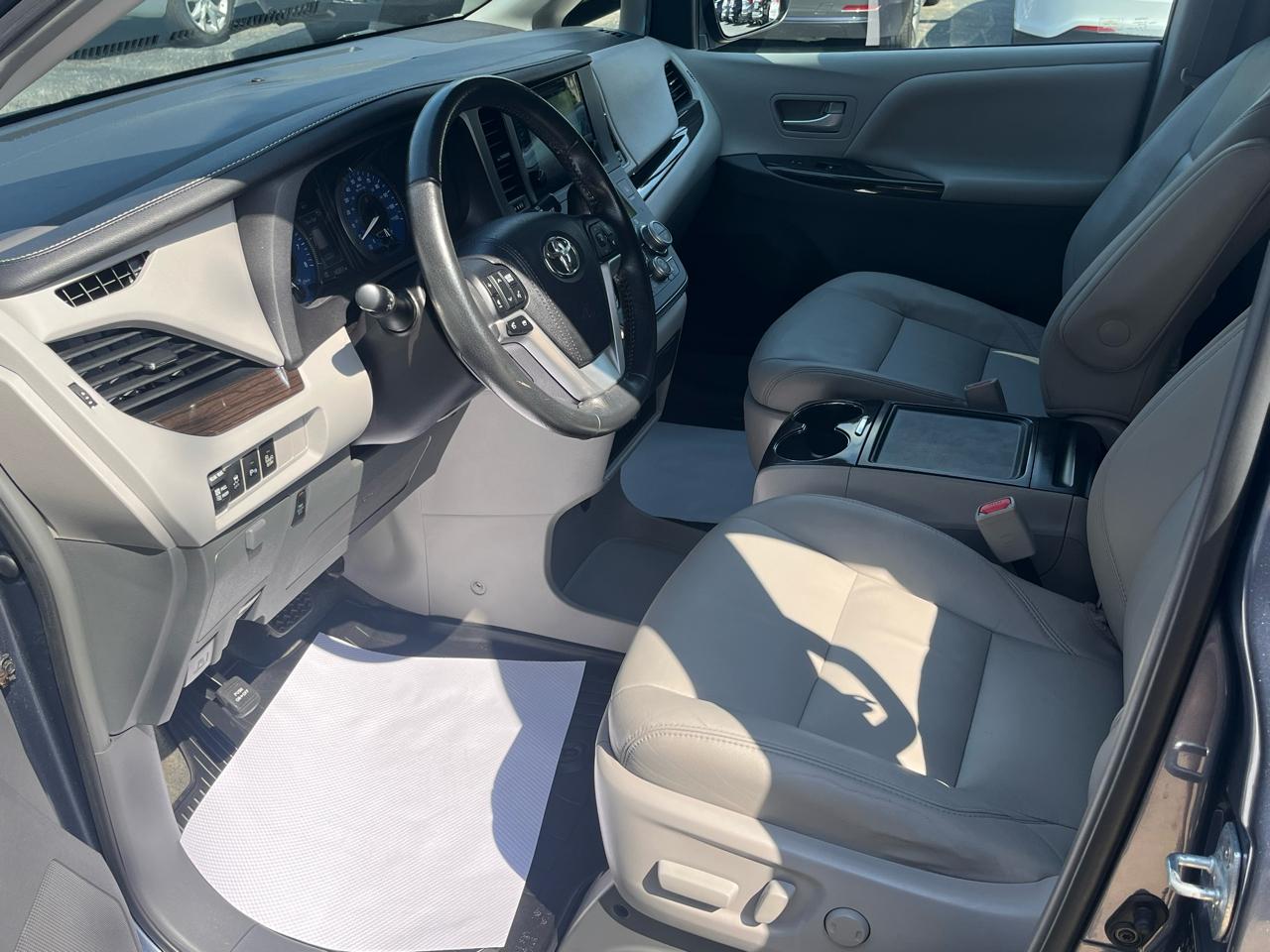 Toyota Sienna XLE 8-Passenger FWD 2017