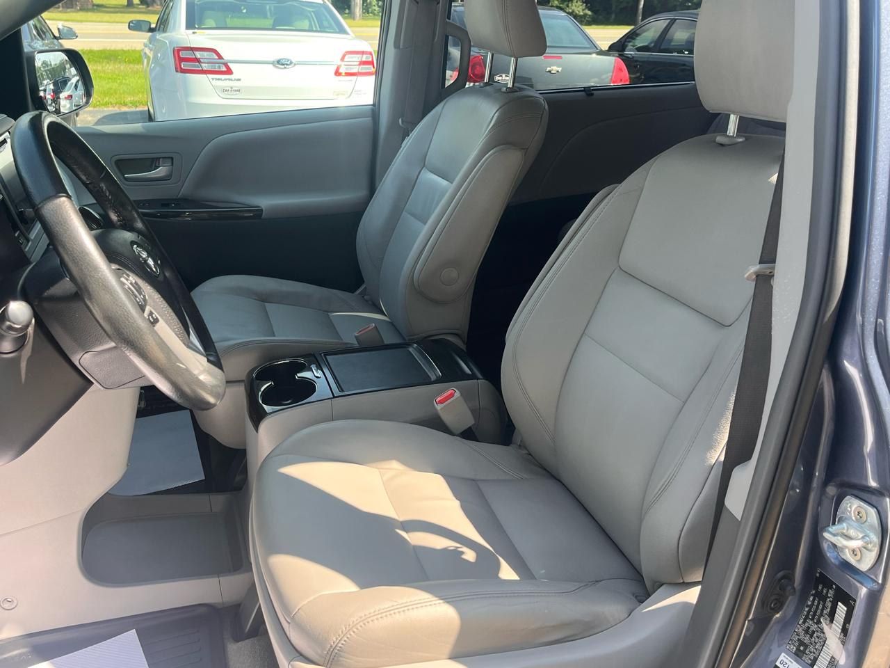 Toyota Sienna XLE 8-Passenger FWD 2017