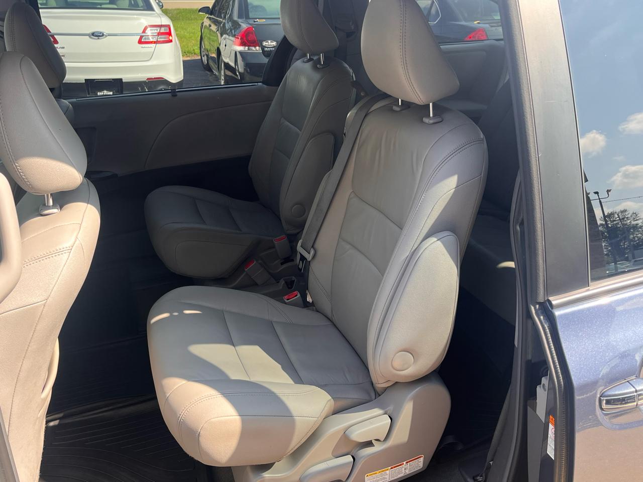 Toyota Sienna XLE 8-Passenger FWD 2017