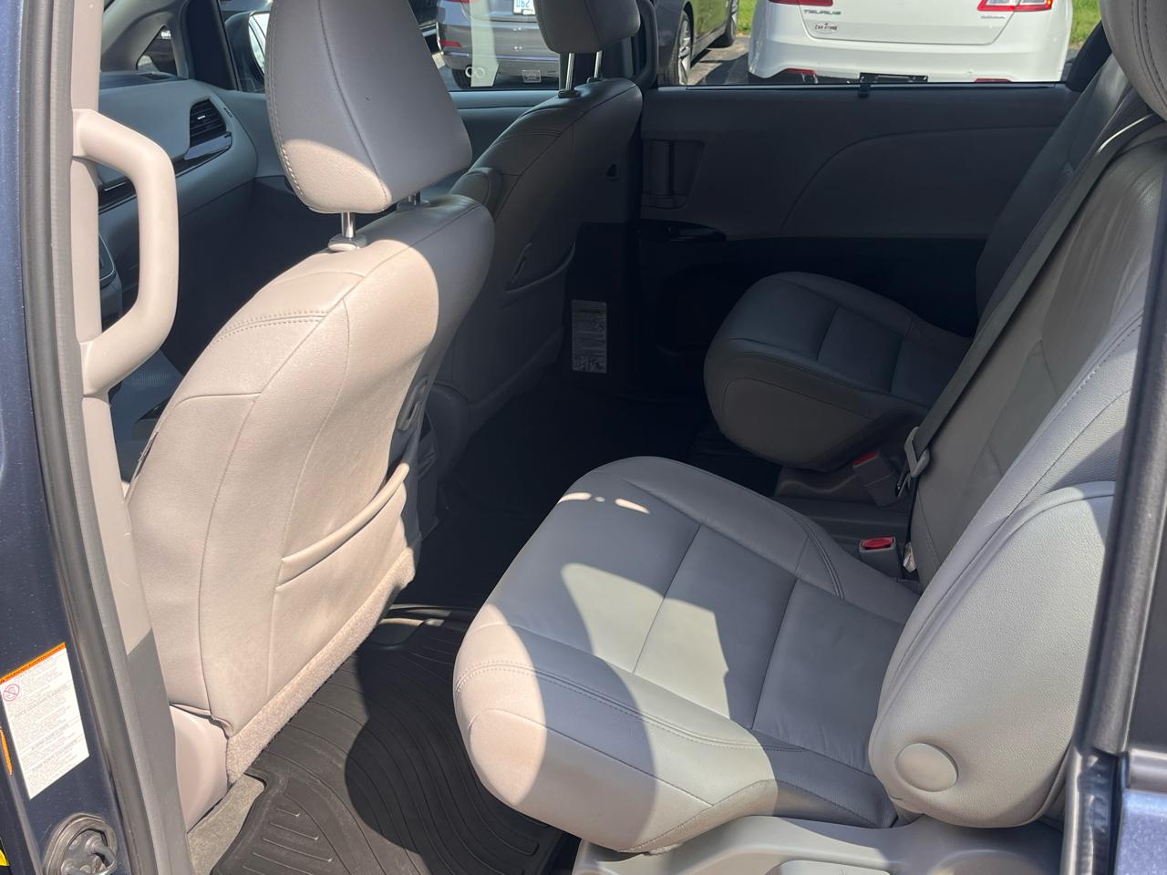 Toyota Sienna XLE 8-Passenger FWD 2017