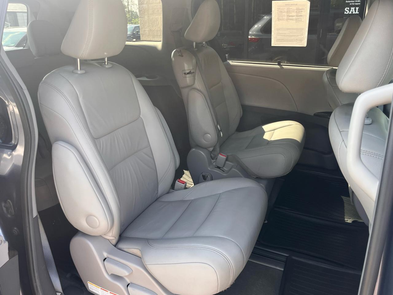 Toyota Sienna XLE 8-Passenger FWD 2017