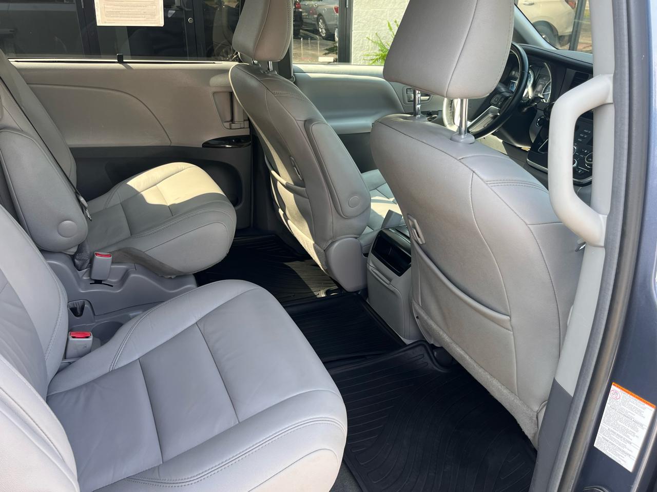 Toyota Sienna XLE 8-Passenger FWD 2017
