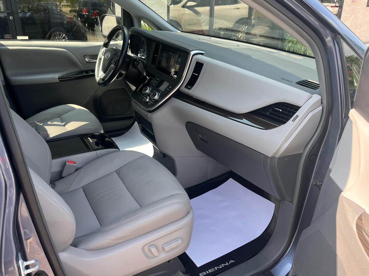 Toyota Sienna XLE 8-Passenger FWD 2017