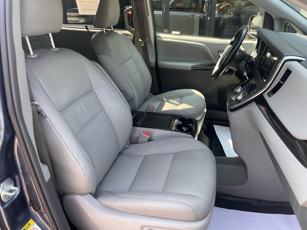 Toyota Sienna XLE 8-Passenger FWD 2017