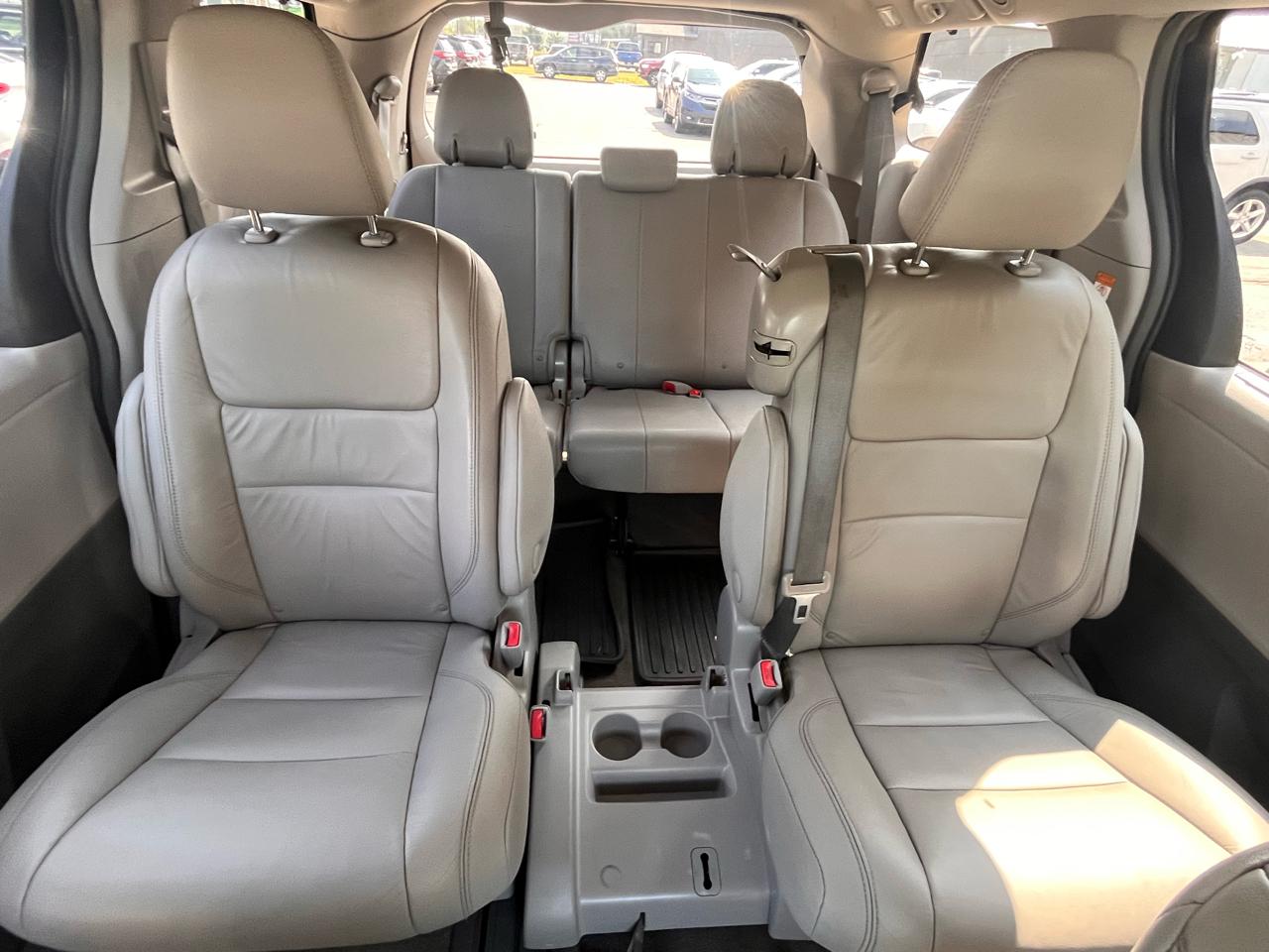 Toyota Sienna XLE 8-Passenger FWD 2017