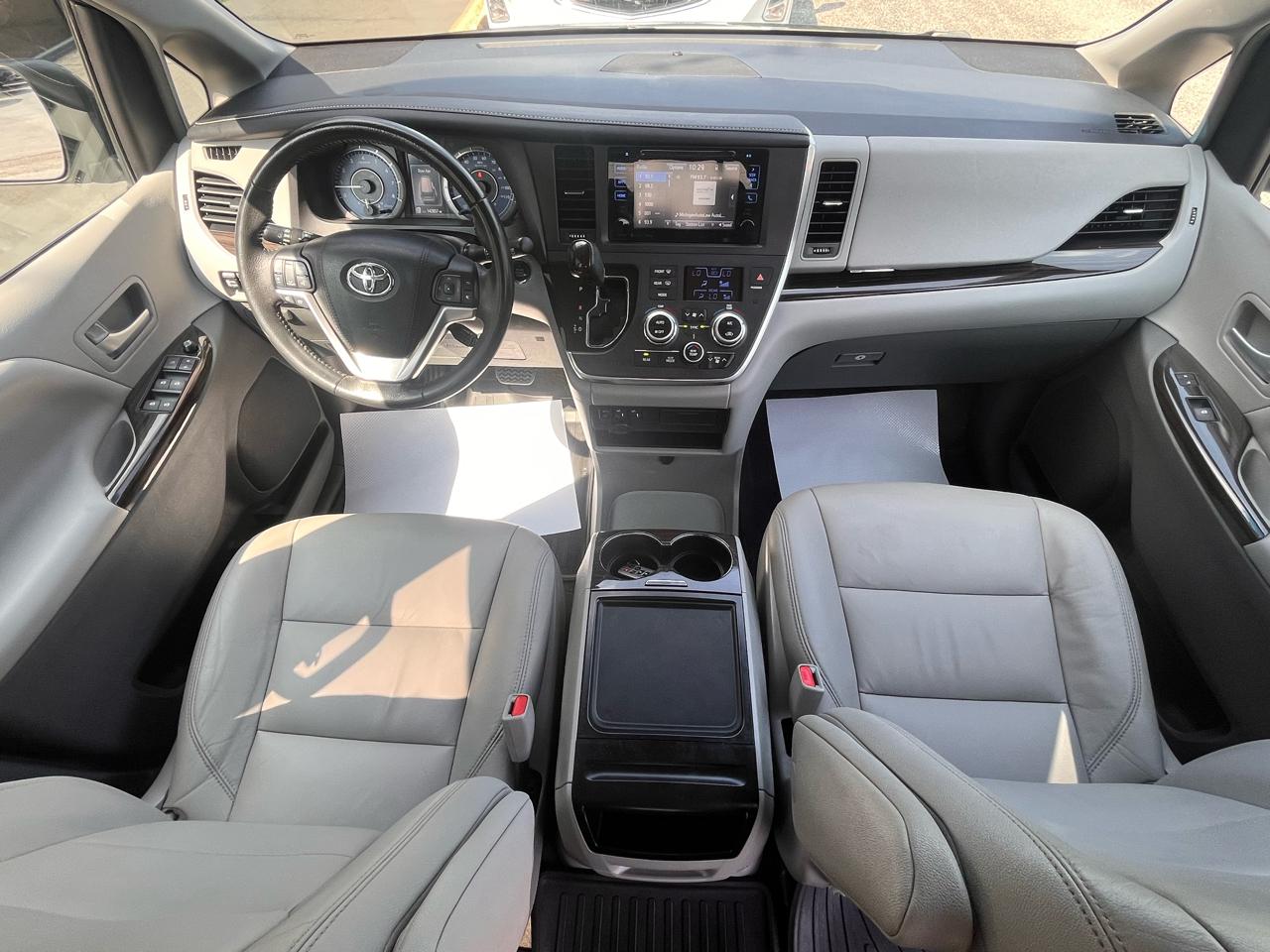 Toyota Sienna XLE 8-Passenger FWD 2017