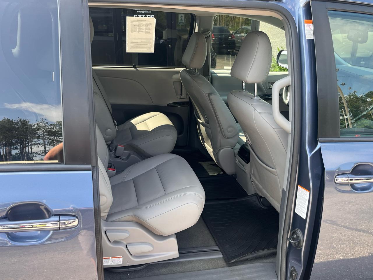 Toyota Sienna XLE 8-Passenger FWD 2017
