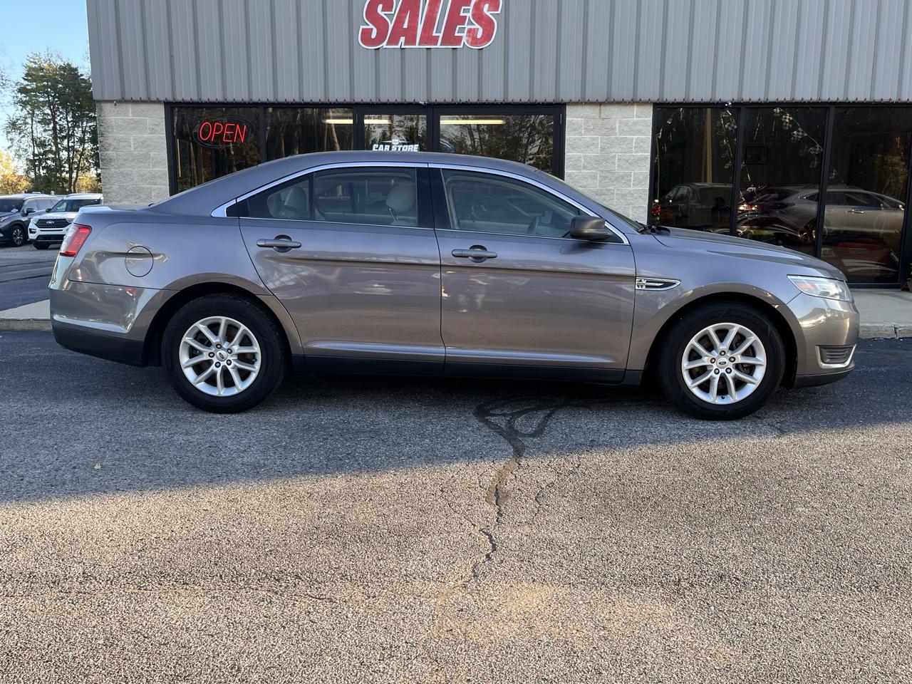 Ford Taurus 4dr Sdn SE FWD 2014