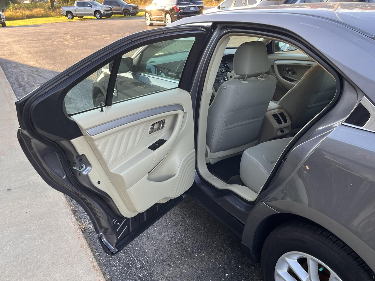 Ford Taurus 4dr Sdn SE FWD 2014
