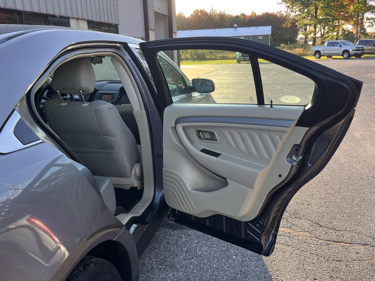 Ford Taurus 4dr Sdn SE FWD 2014