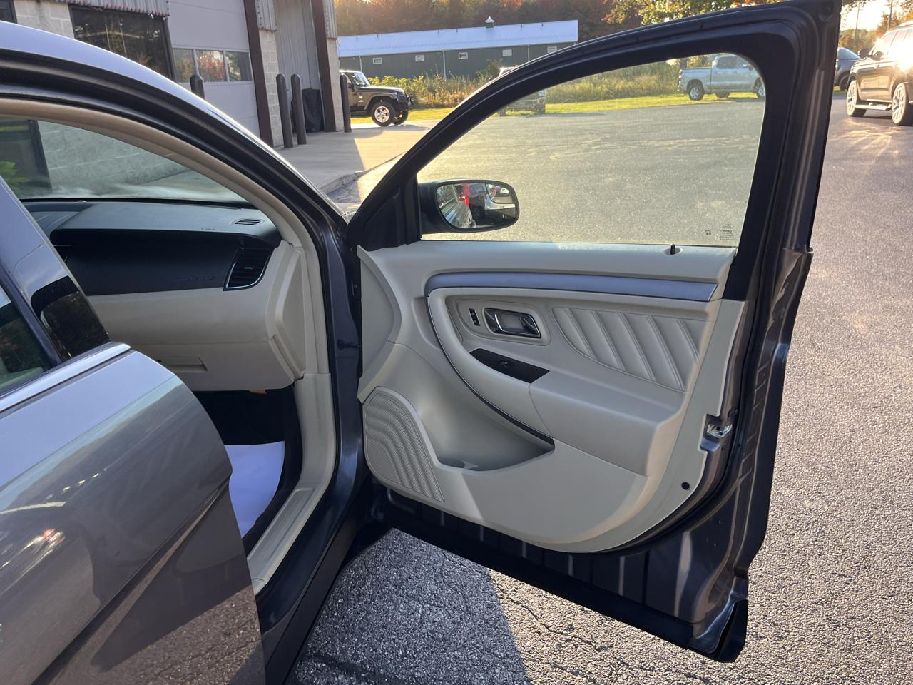 Ford Taurus 4dr Sdn SE FWD 2014