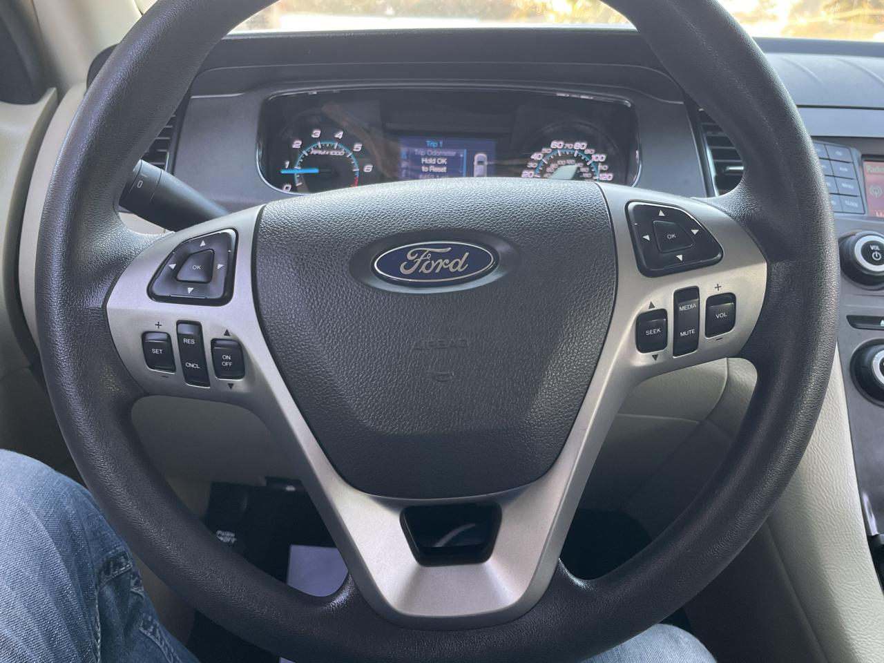 Ford Taurus 4dr Sdn SE FWD 2014