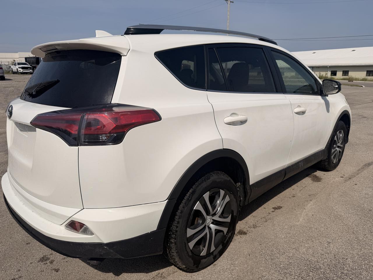 Toyota RAV4 LE AWD 2018