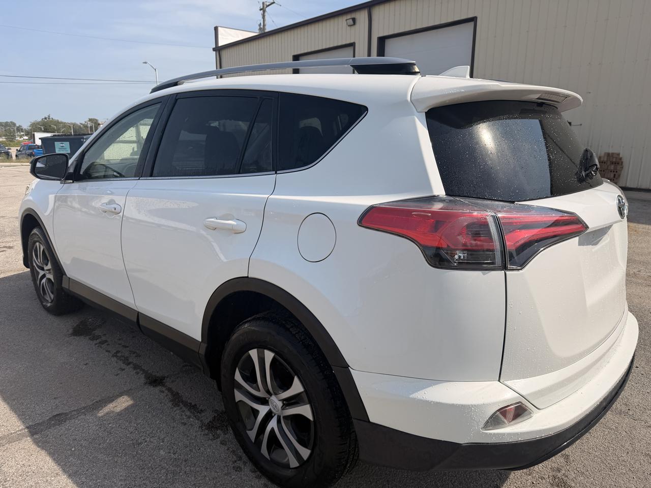 Toyota RAV4 LE AWD 2018