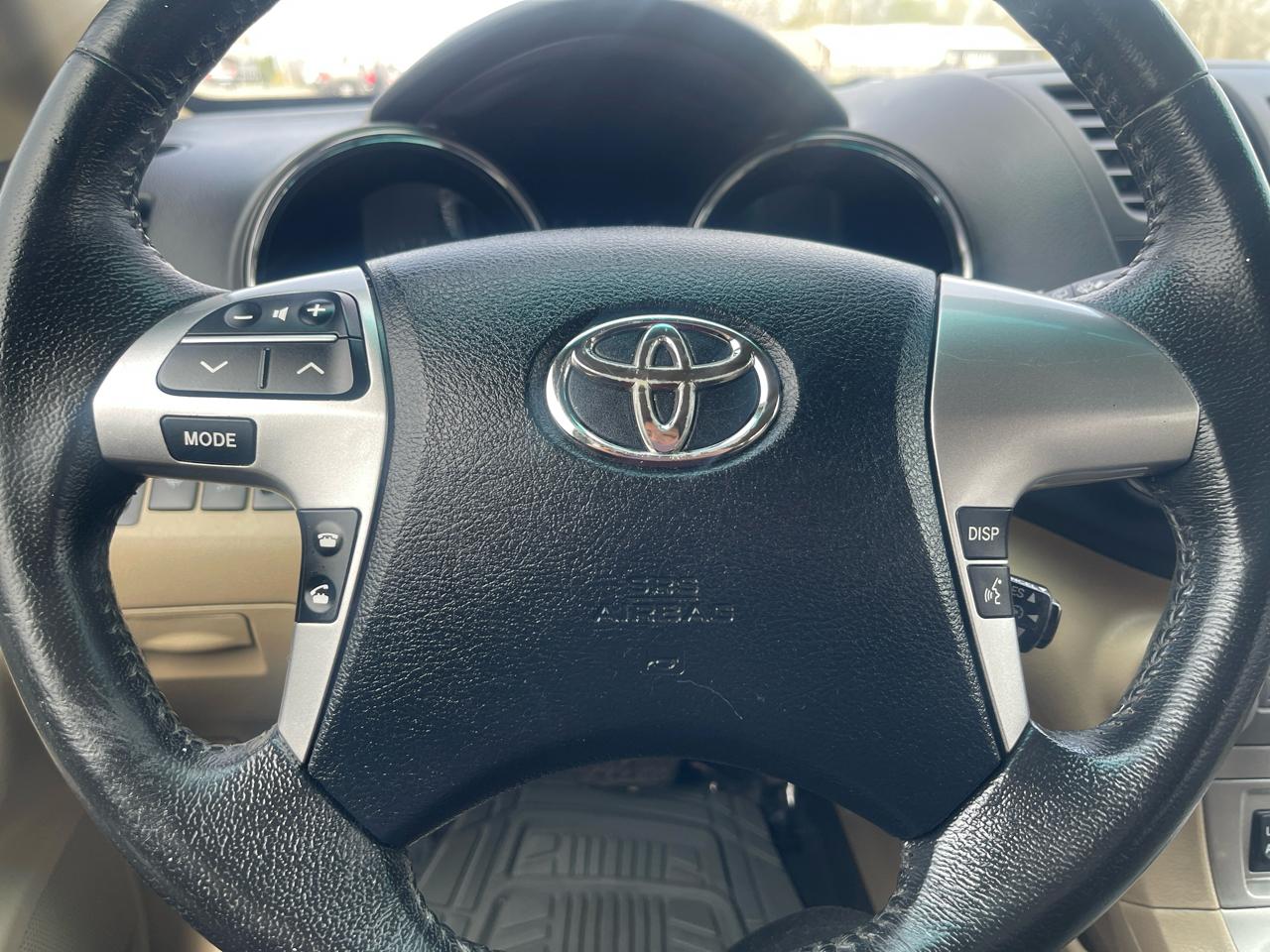 Toyota Highlander Base 2011