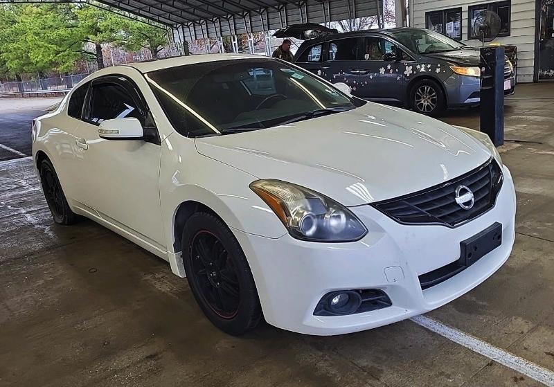 Nissan Altima 2.5 S 6M/T Coupe 2010