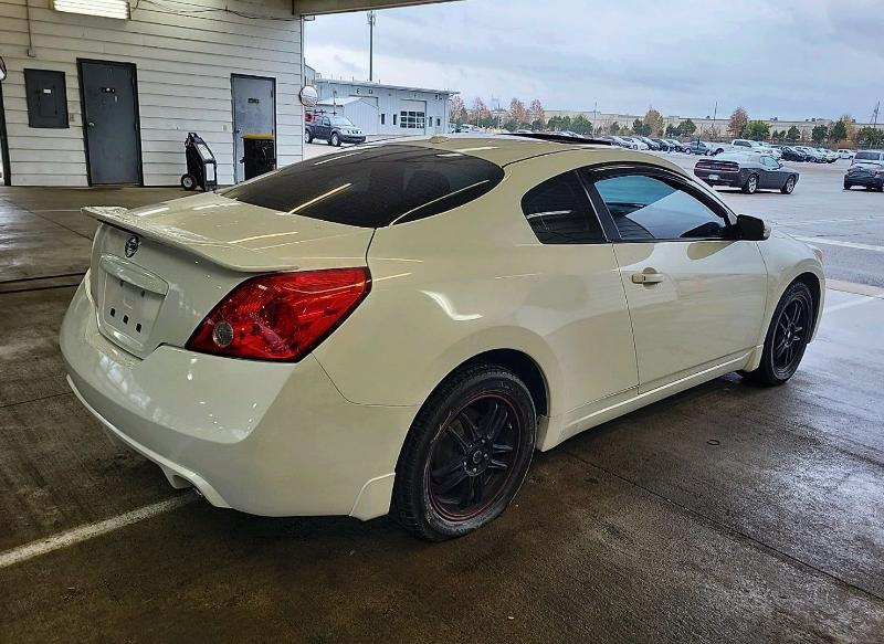 Nissan Altima 2.5 S 6M/T Coupe 2010