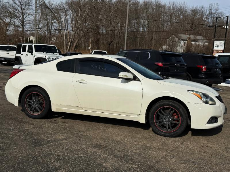 Nissan Altima 2.5 S 6M/T Coupe 2010