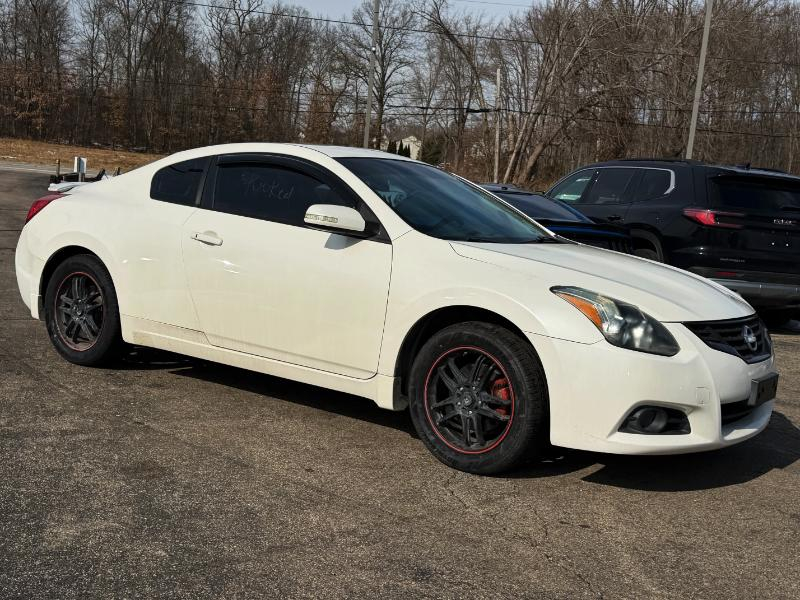 Nissan Altima 2.5 S 6M/T Coupe 2010